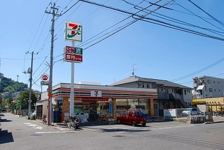 コンビニ　セブンイレブン東本浦店（コンビニ）まで60m