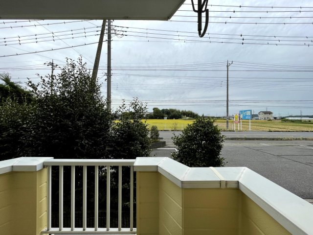 バルコニー　ベランダの窓からは心地よい風が！