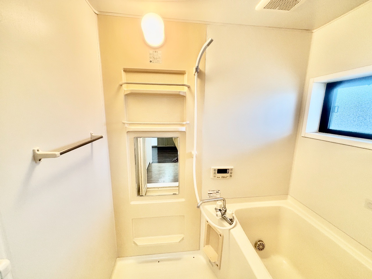 バス・シャワールーム　お風呂部分・追い焚き機能付きです！窓付きで採光＆換気◎