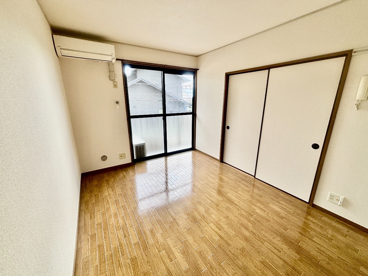 居室・リビング　大きな窓で日当たり良好です♪