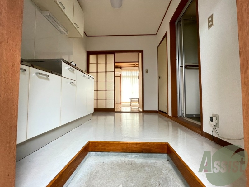 玄関　玄関から直ぐにキッチンですので、便利ですね。