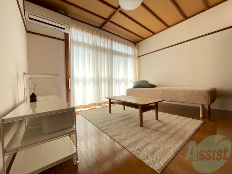 居室・リビング　７帖の洋室です。窓が大きく光が差し込みます。