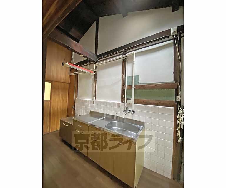 キッチン　走り庭の風情を残した天井の高いキッチンです。土間のおく...