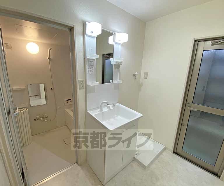 洗面設備　独立シャワー洗面台です。