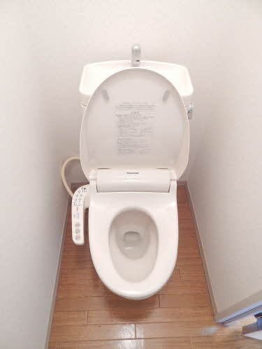 トイレ　嬉しい温水洗浄便座付き♪