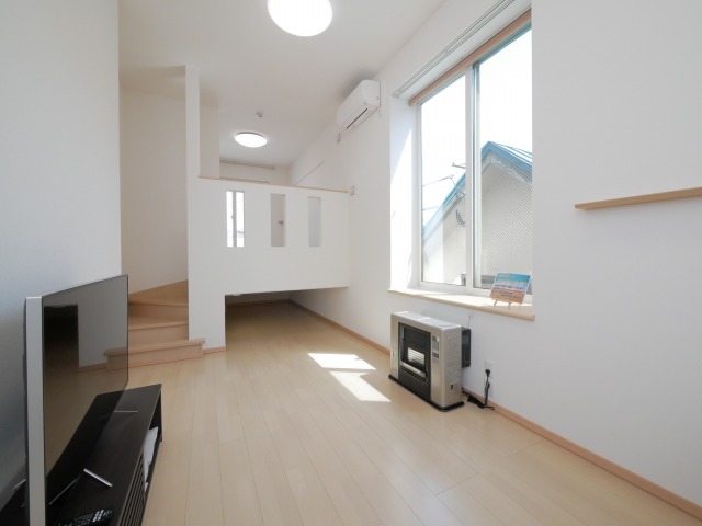 居室・リビング　家具家電付きの明るいお部屋です♪