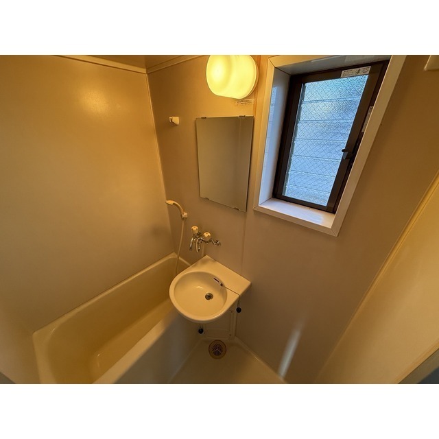 バス・シャワールーム　換気しやすい窓付き浴室