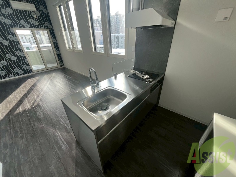 キッチン　対面キッチンになっているので料理しながらＴＶも見れますよ～。