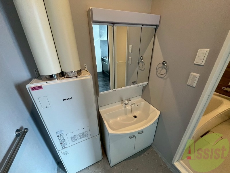 洗面設備　独立洗面台です。大きくてよいですね。シャンプーもできます！