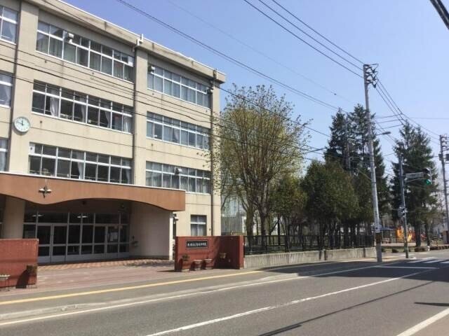 中学校　札幌市立陵北中学校（中学校）まで537m