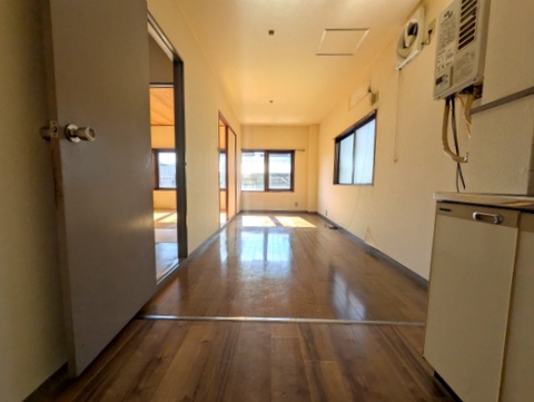 居室・リビング　広々とした明るい室内