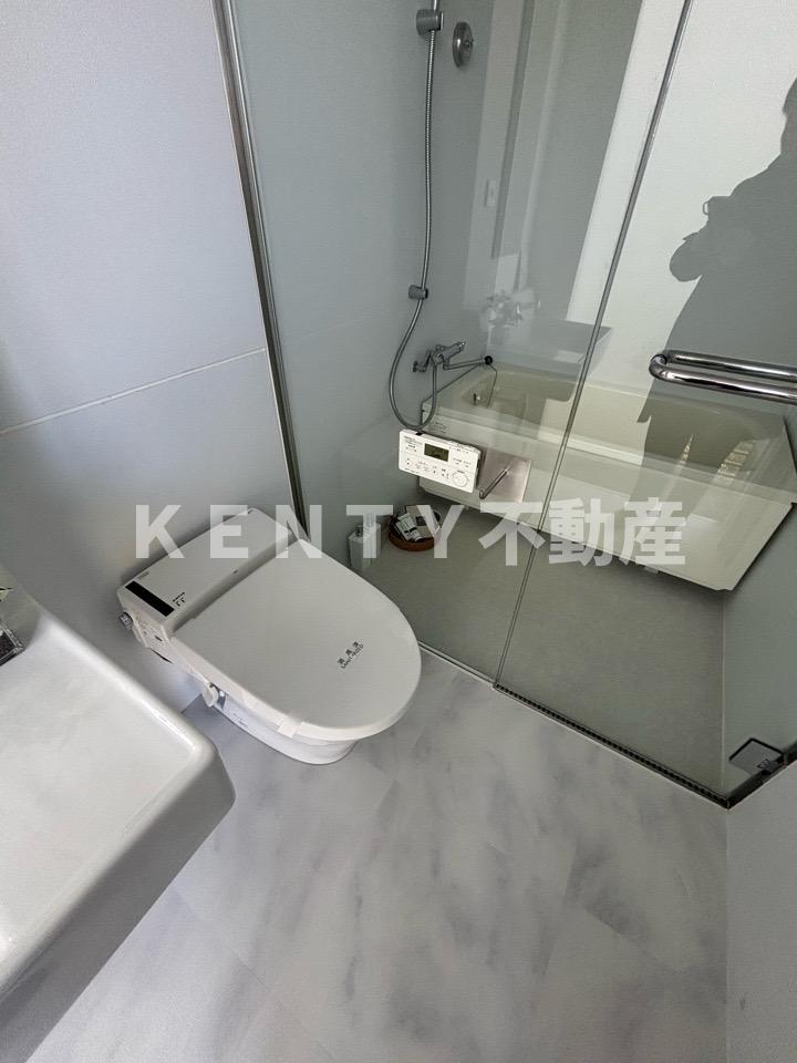 トイレ　落ち着いた色調のトイレです