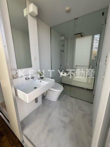 洗面設備　明るい洗面所です