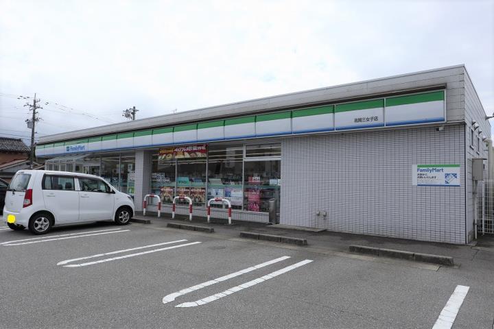 コンビニ　ファミリーマート（コンビニ）まで675m