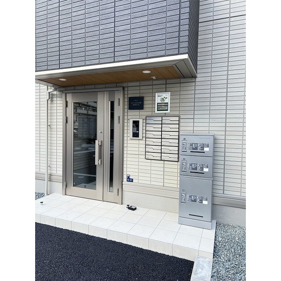 エントランス　オートロック・宅配ボックス付き