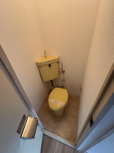 トイレ　暖房便座は残置物となります