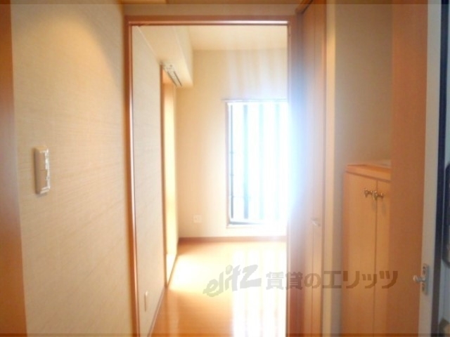 その他部屋・スペース　玄関から見た廊下です