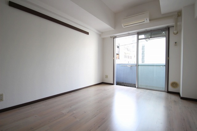 居室・リビング　同物件、別号室のものです。