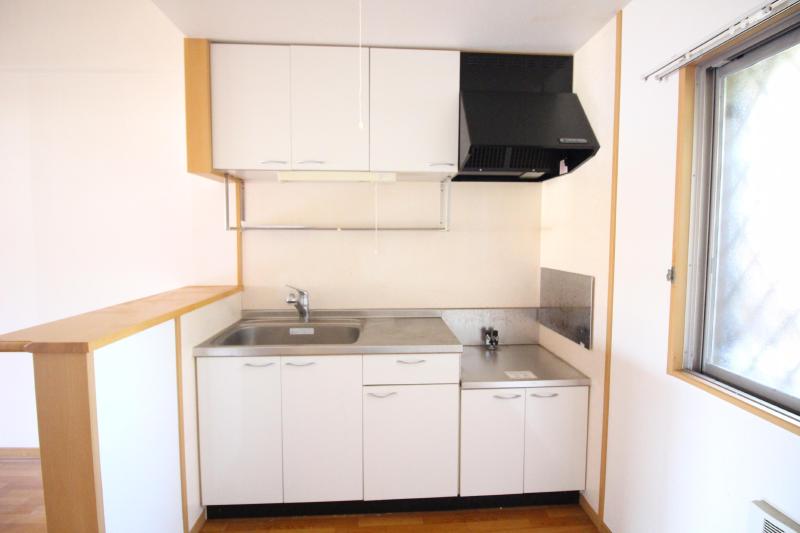 キッチン　1　吊り棚もある使いやすいキッチン