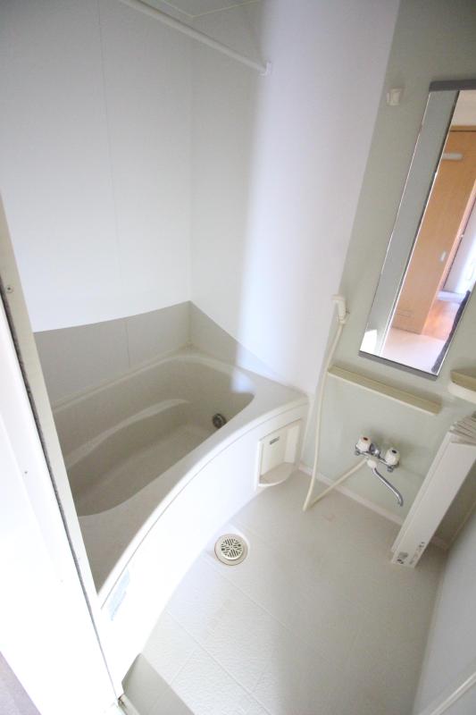 バス・シャワールーム　1　追い焚きお風呂で、小棚もあってきれいなお風呂