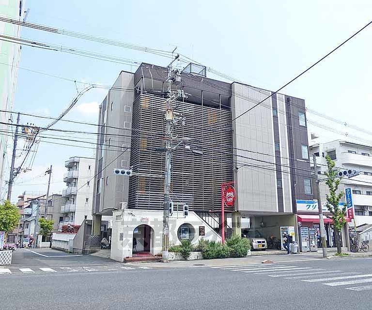 建物外観　交差点に建ってます