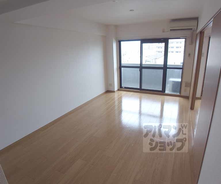 居室・リビング　東向きのリビング。