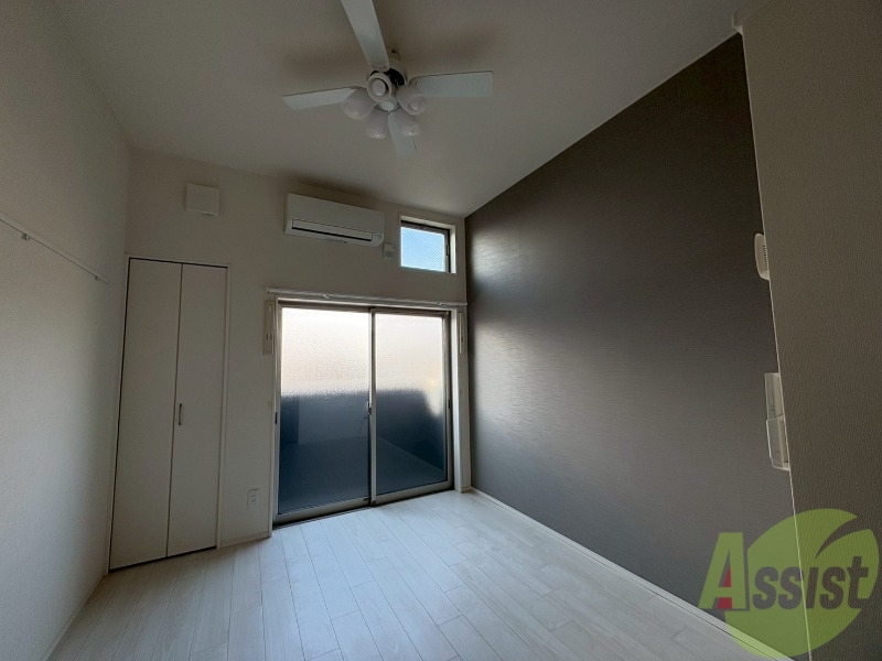 居室・リビング　６．１帖の洋室です。天井が高く開放感がありますね。