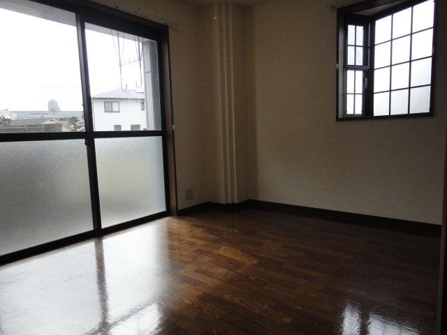 居室・リビング　洋室と出窓