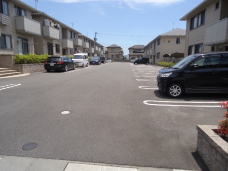 駐車場　駐車場があるので、車を買う予定の方も安心です