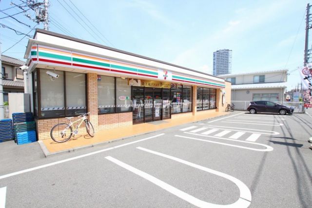 コンビニ　セブンイレブン 長津田駅西口店（コンビニ）まで558m