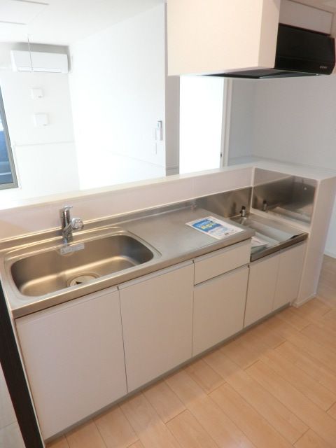 キッチン　リビングを見渡せるカウンターキッチン。