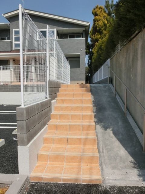 エントランス　こちらの階段から建物へ！
