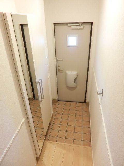 玄関　全身ミラー付きでお出掛け前にチェックできます！