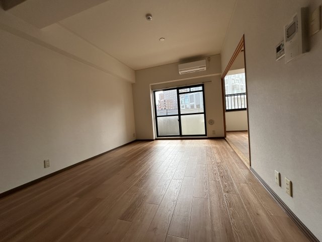 居室・リビング　同物件、別号室のものです。