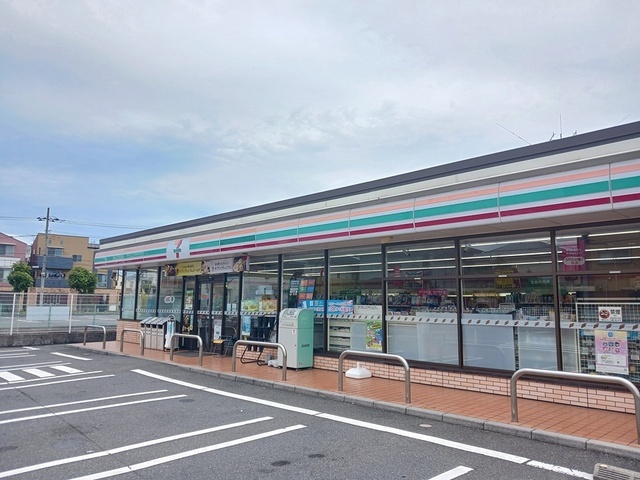 コンビニ　セブンイレブン足立古千谷本町３（コンビニ）まで256m