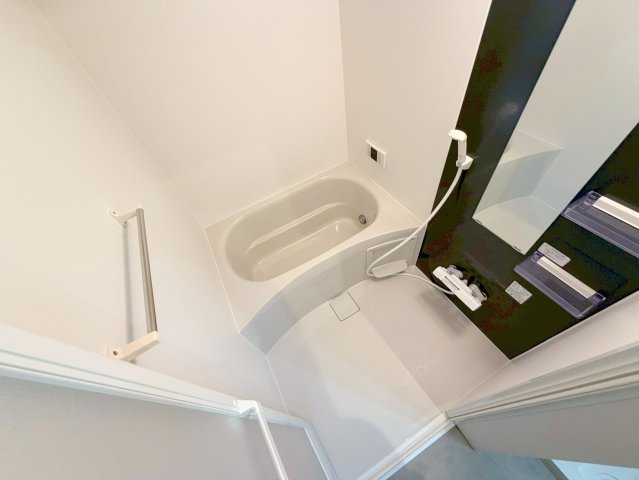 バス・シャワールーム　広めのお風呂は一日の疲れを癒してくれます。