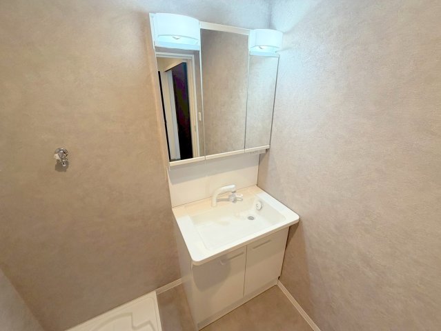 洗面設備　身支度が出来る独立洗面台です。