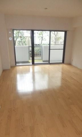 居室・リビング　独立キッチンでリビングスペースはかなり広々としています。