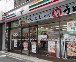 コンビニ　セブンイレブン港区乃木坂駅南店（コンビニ）まで135m