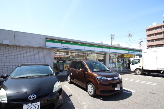 コンビニ　ファミリーマート　守山小六町店（コンビニ）まで200m