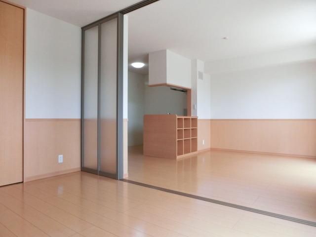 その他　洋室からリビングスペース