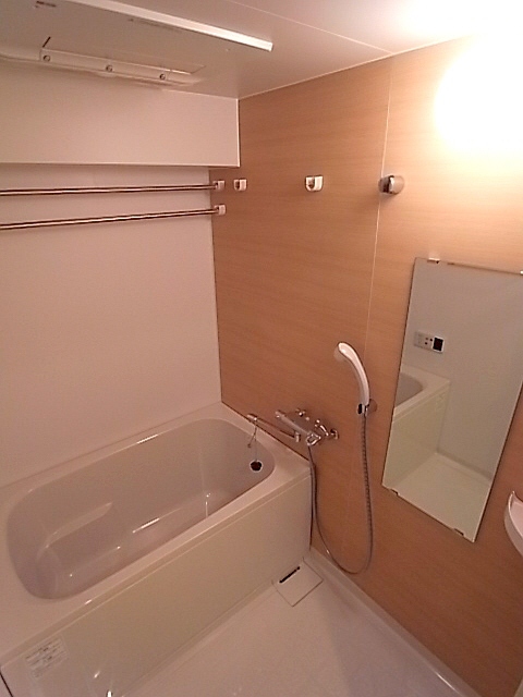 バス・シャワールーム　浴室乾燥機付きのバスルーム