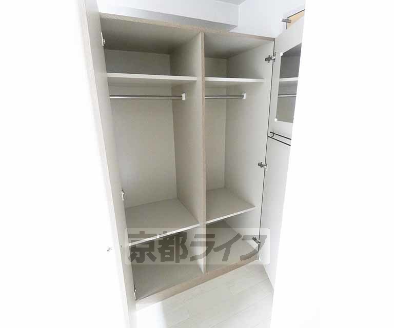 収納　ハンガーラック付きで便利です。