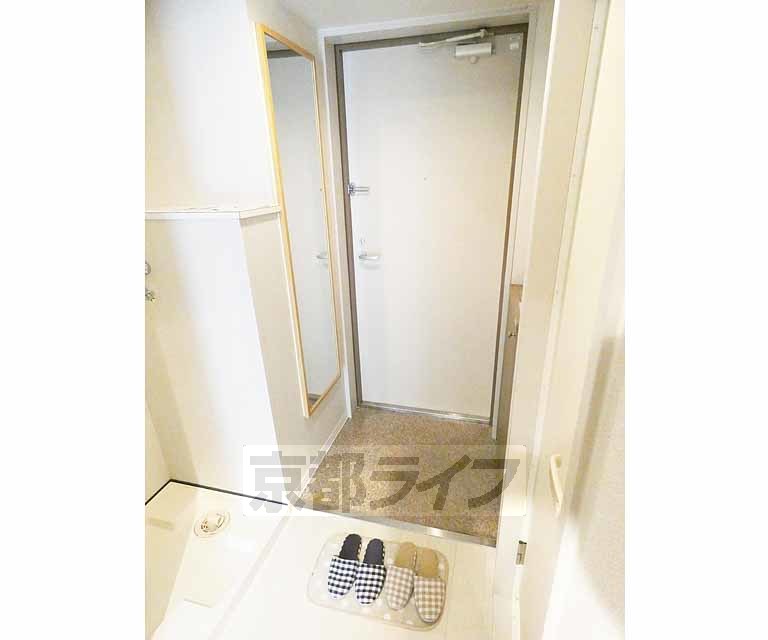 玄関　姿見があります。