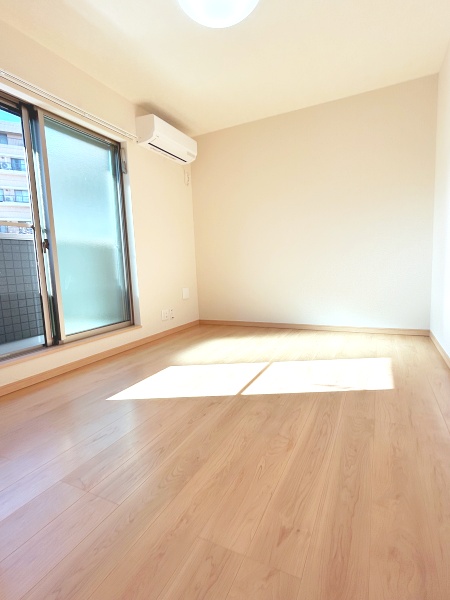 居室・リビング　エアコン完備の洋室