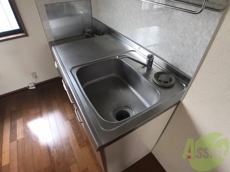 キッチン　十分な大きさのキッチンですね。２口コンロも置けます。