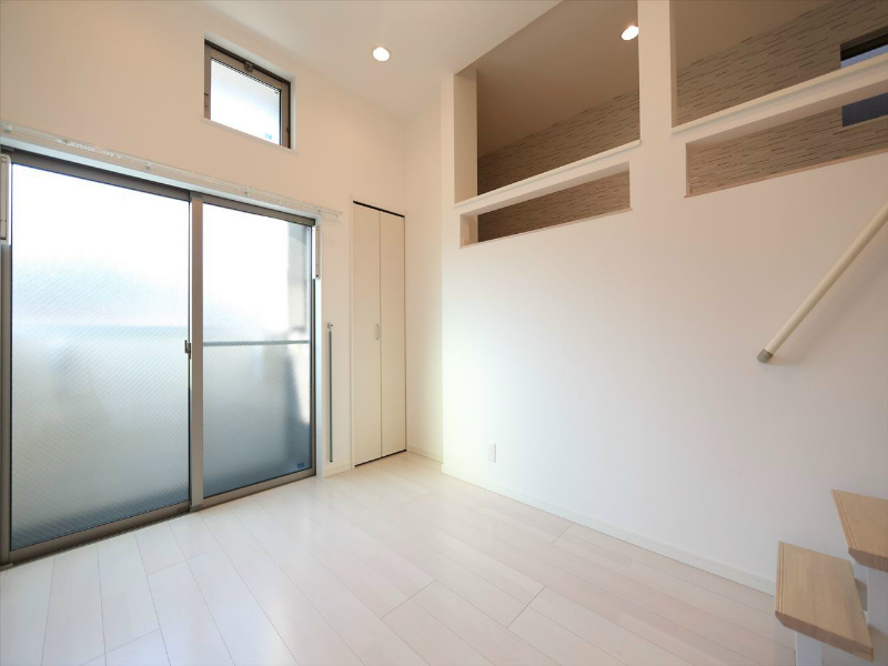 居室・リビング　洋室6.1帖　上階ロフト5.1帖（収納でも部屋でも使えます）