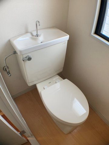 トイレ　窓付きのトイレで換気に便利