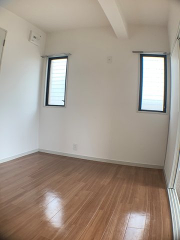 居室・リビング　床色が落ち着いた色合いで綺麗です♪