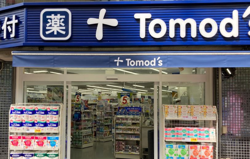 ドラックストア　トモズ 三鷹北口店（ドラッグストア）まで180m